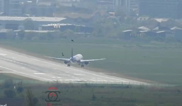 Momentul în care un avion este zguduit puternic la aterizarea pe aeroportul din Cluj, din cauza vântului: „Pilotul a fost grozav”