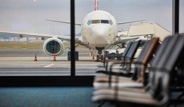 Cel mai frumos aeroport din lume are roboți cu AI care spală podelele, o grădină botanică cu fluturi și o cascadă: „Ai ce face până la decolare”