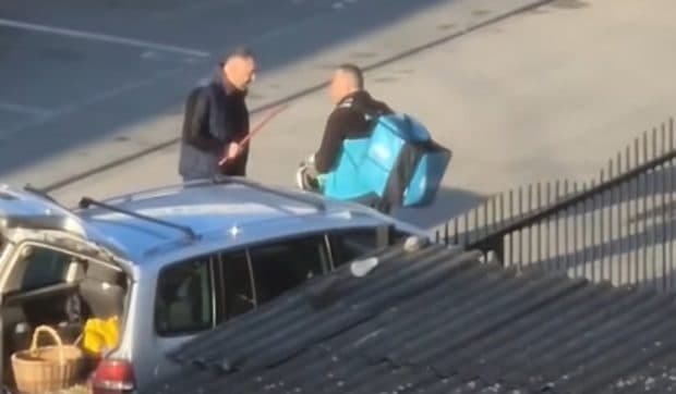 Un curier a fost bătut cu o rangă și aproape călcat cu mașina de un șofer nervos, într-un cartier din Cluj | VIDEO