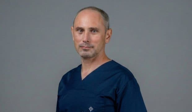 Operația pe creier cu pacientul treaz: de ce este cea mai sigură metodă pentru tumorile din zone critice. Interviu cu dr. Mihai Crăciun, medic primar neurochirurg