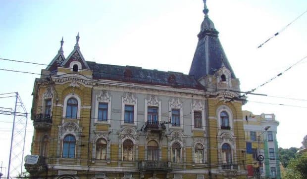 Apartament într-un palat vechi de peste 100 de ani, scos la vânzare. Cât costă locuința aflată în Cluj-Napoca