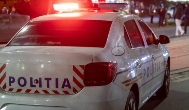 Tânăr de 18 ani, fără permis și băut, a lovit o femeie și un bebeluș într-un cărucior și a părăsit locul faptei