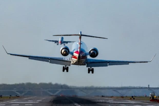 Piloți certați după ce au mieunat și au lătrat pe frecvența de control al traficului aerian