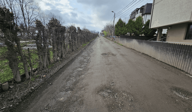 Oameni lăsați în noroi și praf de autorități. Zeci de străzi din Iași, blocate de birocrație: contracte semnate, dar lucrări inexistente