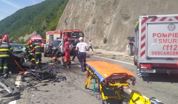 Un mort și trei răniți într-un accident grav cu trei maşini pe DN 6, în Mehedinți. Traficul este blocat complet