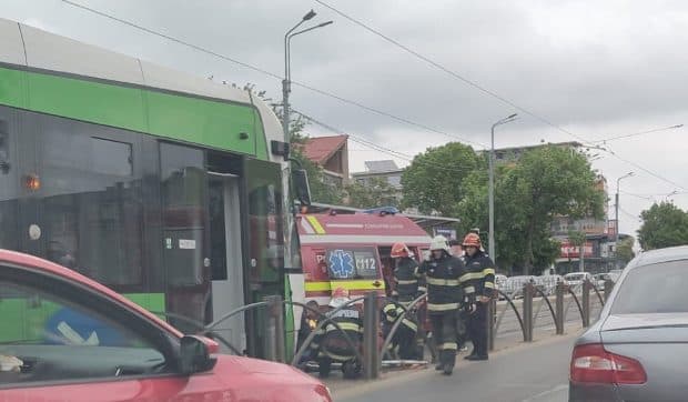 Accident grav pe Șoseaua Colentina din București: o persoană a fost lovită de tramvai