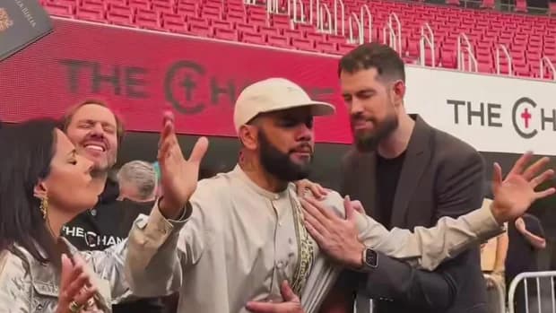 După ce a făcut închisoare pentru viol, Dani Alves s-a întors pe stadion ca predicator evanghelic, în fața a 35.000 de oameni