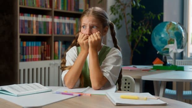 O învățătoare din județul Constanța a fost reținută de polițiști după ce a lovit un elev care a rupt rezultatele de la Evaluarea Națională