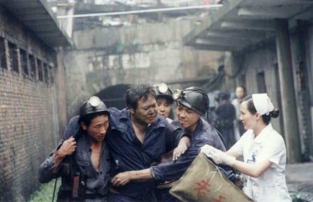Opt morți și zeci de oameni blocați într-o mină de cărbune din China, după o explozie de gaze