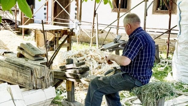 Patru meșteri din Maramureș refac, ca acum un secol, o casă din inima Bucureștiului: „Asta-i istoria! Facem totul manual, ca pe vremuri”
