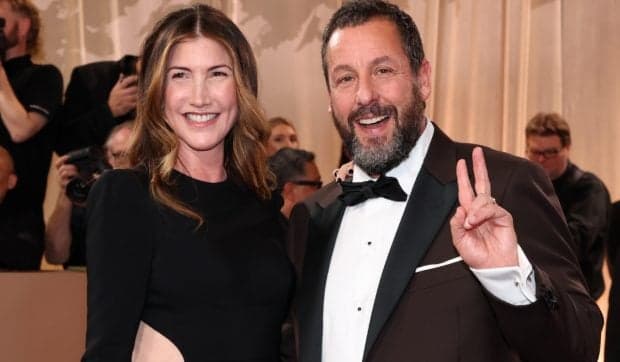 Imagini controversate cu Adam Sandler apariția de la premiera filmului soției sale. Ținuta care a împărțit internetul în două