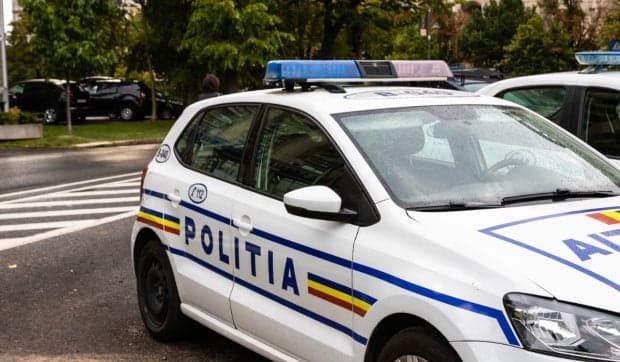 O tânără a fost înjunghiată în Iulius Mall din Timișoara de fostul iubit. Agresorul a fost prins de un agent de pază