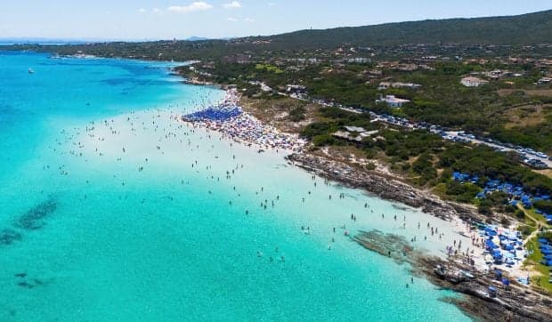 O turistă a fost reținută și amendată pentru că a vrut să ia acasă nisip și scoici din Sardinia