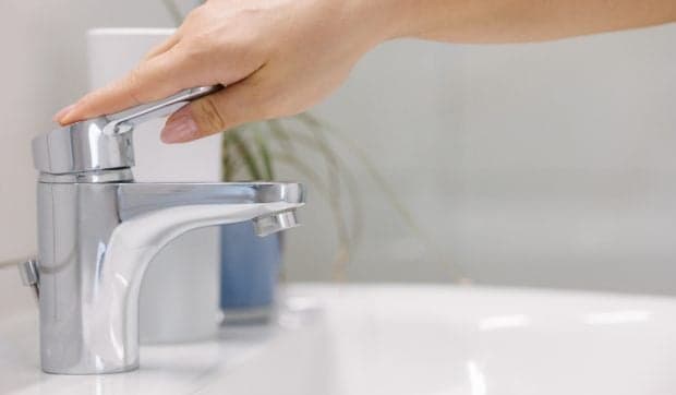 Peste 16.000 de locuitori din Târgu Secuiesc rămân fără apă, după ce rețeaua a fost deja infectată și cu bacteria E. coli