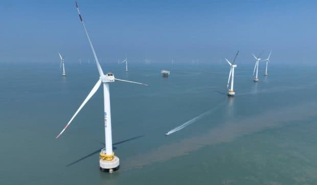 China a construit cea mai mare turbină eoliană plutitoare din lume, înaltă de 270 de metri, care poate produce curent pentru 4.200 de case și rezistă la uragane de 264 km/h