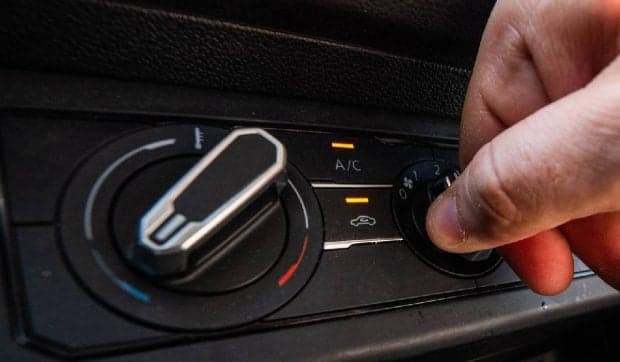 Temperaturile trec de 35 de grade, mașina fierbe: obiectele care explodează sau devin toxice dacă rămân în autoturism