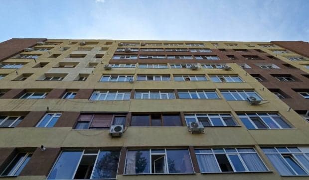 Amendă de până la 5.000 de lei pentru românii care stau la bloc. Greșeala banală cu aerul condiționat pe care cei mai mulți o fac vara