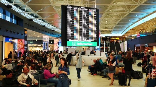Aeroporturile dintr-un oraș preferat de români cer suspendarea controalelor biometrice. Se tem de haos în plin sezon al vacanțelor