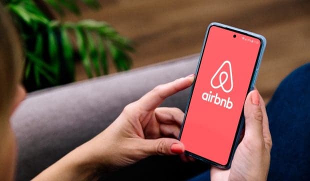 Chiriași dați afară din apartamente sub pretextul renovării, le găsesc apoi pe Airbnb: „Se întâmplă din nou și din nou”
