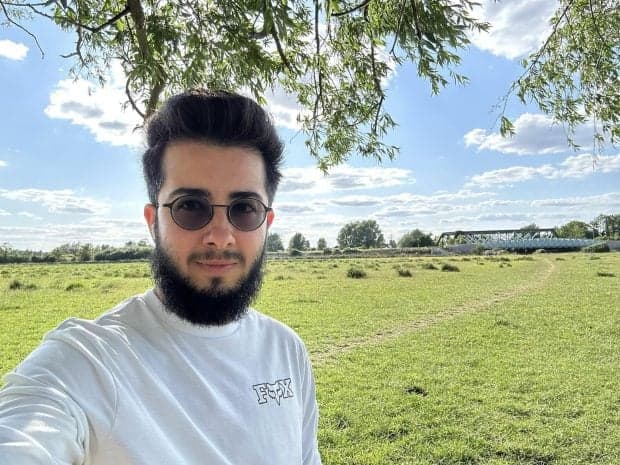 Povestea lui Arian Mirzarafie-Ahi, tânărul care a așteptat 5 ani ca România să-i recunoască identitatea masculină în acte: „Este o victorie a tuturor persoanelor trans”