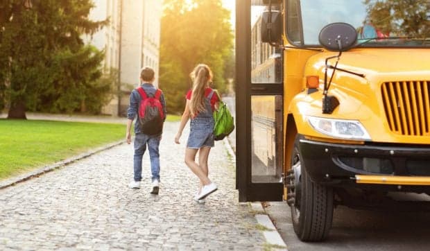 Șofer de autobuz concediat după 17 ani pentru că lăsa elevii acasă, ca să-i ferească de pericole: „Abatere gravă”