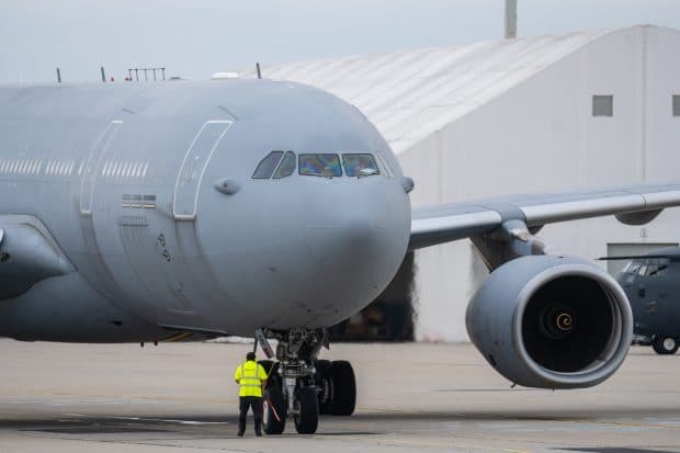 Donald Trump a fost ajutat de România în războiul din Iran: „La București au redus zborurile comerciale și numărul de avioane, au folosit aeroportul” | VIDEO