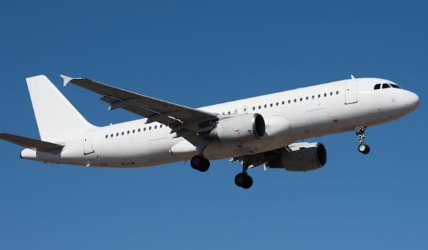 Un bărbat a murit după ce a făcut scandal într-un avion și a fost ținut de ceilalți pasageri până la destinație: „Polițiștii au văzut că nu răspunde”