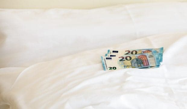 Cum au fost jefuite două prostituate române, într-un apartament de la etajul 11, și lăsate fără 37.500 de euro, de doi clienți, în Olanda