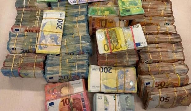 Polițiștii au găsit peste 690.000 de euro cash la un șofer care a întors fără să semnalizeze și la care s-au dus acasă, după ce i-au verificat mașina, în Belgia