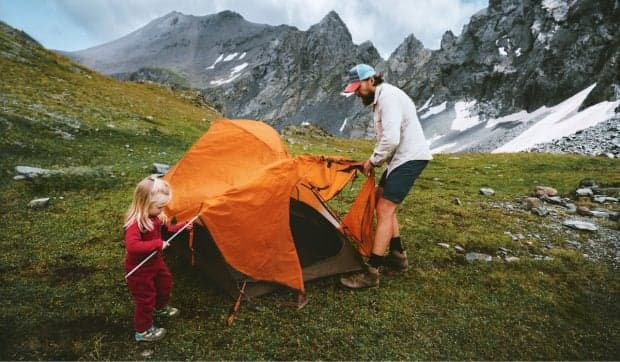 Cele mai ieftine destinații europene de camping în 2026: locația unde un loc de cort costă doar 20 de euro pe zi