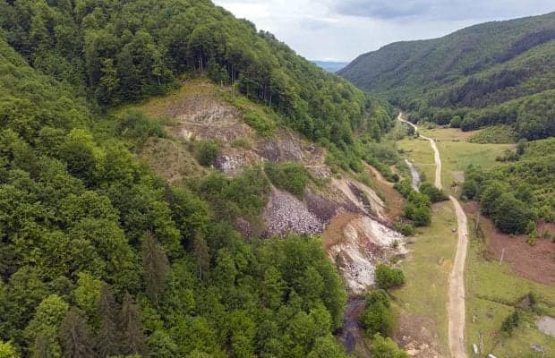 Cariera uitată din Budureasa, unde se găsește „cel mai mare zăcământ de brucit din Europa”. România, pe cale să devină singurul producător de magneziu din UE