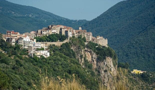 Încă un sat din Italia oferă case la 1 euro. Cum intri în posesie și ce reguli trebuie respectate