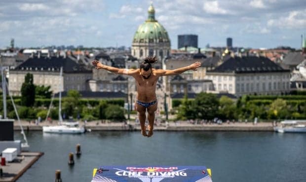 Constantin Popovici și Cătălin Preda, aur și bronz, după ce au sărit de pe acoperișul Operei din Copenhaga. Se luptă pentru Trofeul King Kahekili
