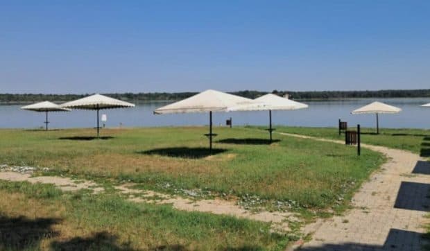 Pentru prima dată în peste 100 de ani, plaja cea mai mare din Lacu Sărat nu se mai deschide, în Brăila
