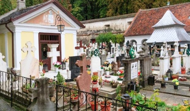41.000 de morminte din România vor putea fi găsite cu GPS, iar unele ar putea avea și cod QR. Cât plătește primăria ca să digitalizeze două cimitire
