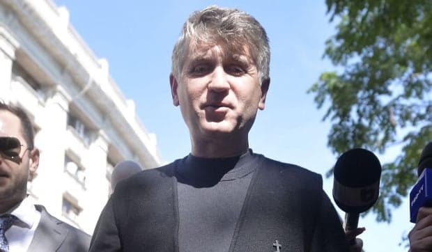 Polițiștii au adus o mașină de numărat bani acasă la Cristian Pomohaci și au găsit o avere cash din 8 valute diferite care totalizează peste 9,3 milioane de lei