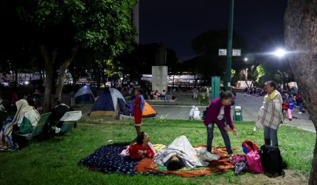 Imagini tulburătoare după cutremurele de 7,2 și 7,5 din Venezuela! Mii de oameni își petrec noaptea în parcuri și piețe