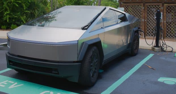 Un șofer a plecat în vacanță și a lăsat Cybertruck-ul Tesla la încărcat 14 zile. Ce s-a întâmplat când s-a întors și a vrut să pornească mașina