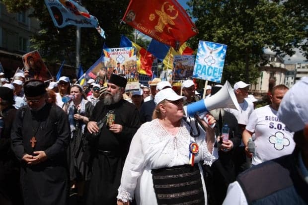 „Marșul Normalității”, condus de Diana Șoșoacă, a adunat câteva sute de oameni: scandări împotriva minorităților și a lui Ilie Bolojan