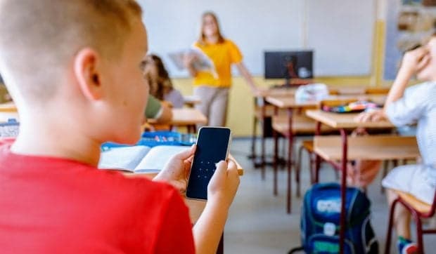 Telefoane interzise în școli și acces restricționat la conținut pentru adulți pentru elevii sub 16 ani din Polonia, de la 1 septembrie
