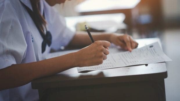 Profesorii universitari „imploră” reintroducerea examenelor de admitere: studenții nu mai știu matematica de gimnaziu sau știința