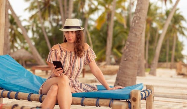 Greșeala banală care îți poate umfla masiv factura la telefon în concediu: Cum te poți trezi cu costuri uriașe la roaming