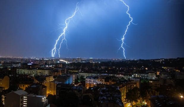 Cod roșu de ploi de peste 40 l/mp și furtună cu descărcări electrice. Lista localităților lovite de fenomene meteo extreme