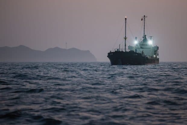 Iranul a atacat din nou o navă cargo în Strâmtoarea Ormuz și amenință ambarcațiunile să nu mai treacă fără permisiunea sa