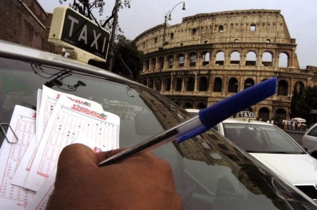Un vânzător ambulant de șervețele a câștigat 500.000 de euro după ce a răzuit un talon norocos, dar nu a putut să ridice banii, în Italia