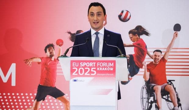 Cel mai înalt oficial european din domeniul sportului vorbește despre autocolantele Panini, pe care și Libertatea le distribuie într-o colecție magnifică