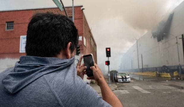 Un depozit frigorific uriaș în care sunt 38.500 de tone de carne arde de 4 zile în Los Angeles: primărița a declarat stare de urgență