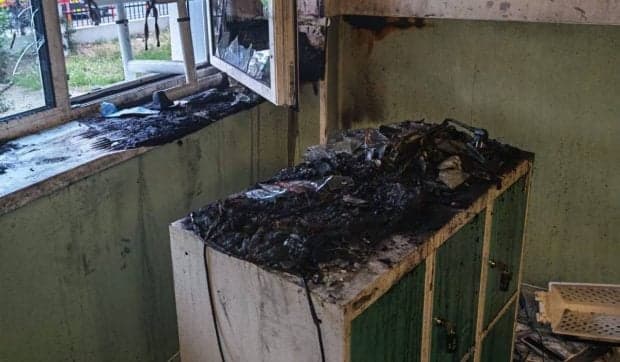 O școală a luat foc în Oradea. Fumul a înghițit clădirea până la etajul 2