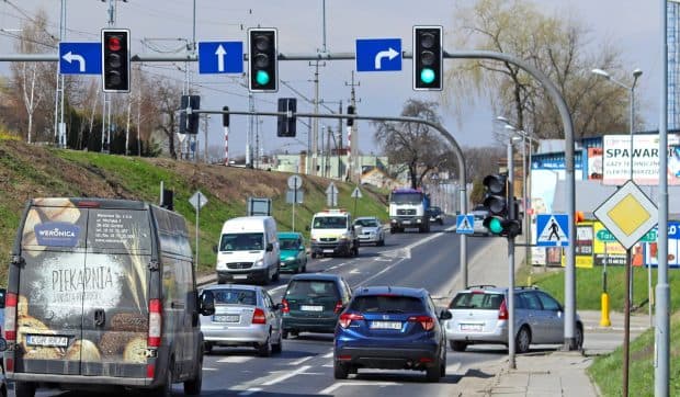 Mulți șoferi nu fac distincția între aceste două semne de circulație aproape identice, dar cu semnificații fundamental diferite