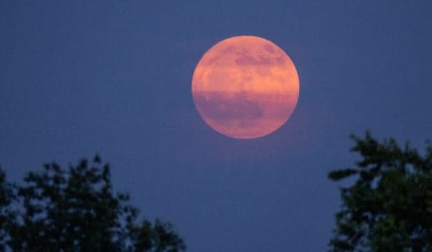 Luna Căpșună se pregătește să răsară. Data și ora la care trebuie să privești cerul